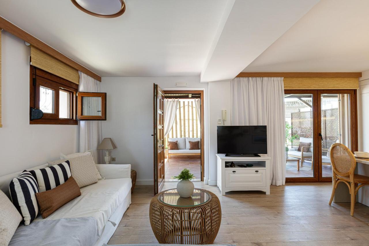 Villa Seashell -Wonderful Newly Renovated Villa On The Beach Galatás Екстериор снимка